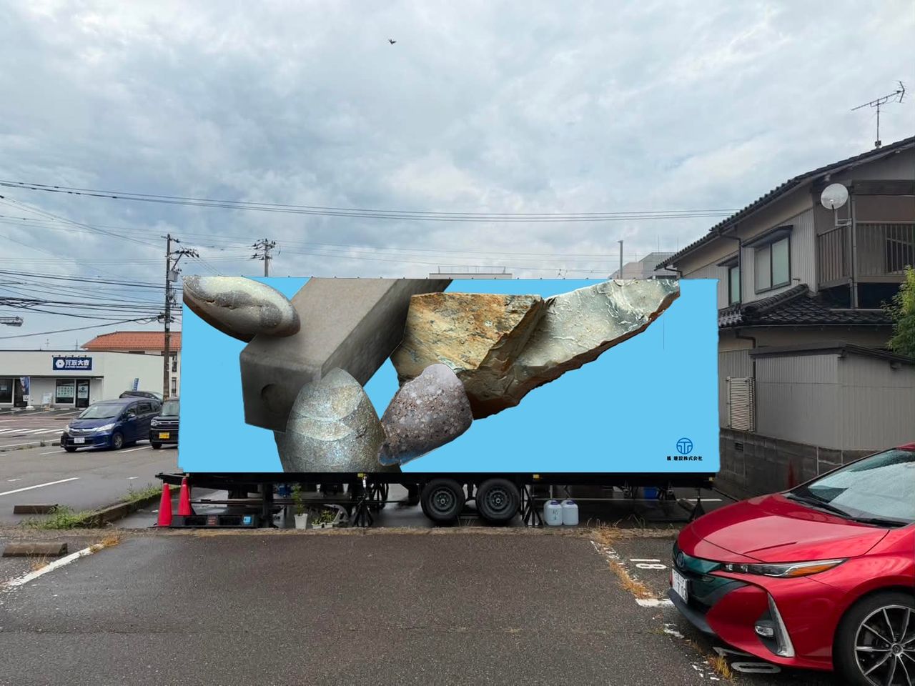 simo さんのラフ。トレーラーハウスの側面に、青い背景とコンクリートと石が描かれた完成イメージ